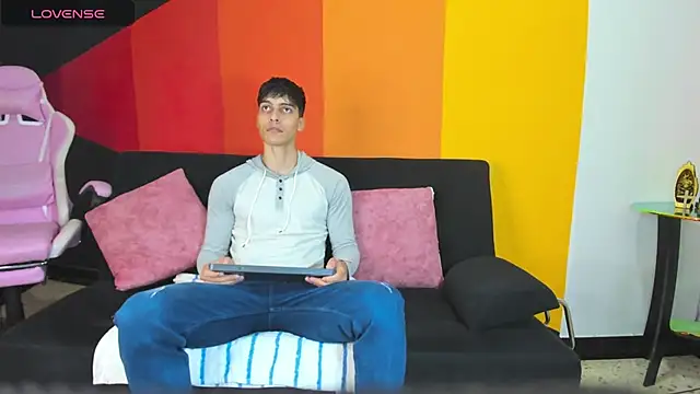 Snapshot of AlessioVitale chatting on 12-01-25, 12:21 AlessioVitale online show from 12-01-25, 12:21