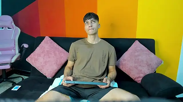 Snapshot of AlessioVitale chatting on 12-04-25, 12:03 AlessioVitale online show from 12-04-25, 12:03