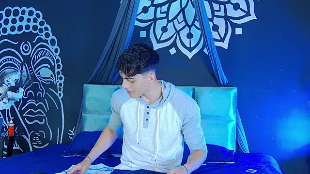 Snapshot of AlessioVitale chatting on 12-15-25, 12:09 AlessioVitale online show from 12-15-25, 12:09