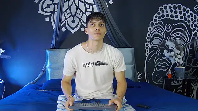 Snapshot of AlessioVitale chatting on 12-16-25, 11:59 AlessioVitale online show from 12-16-25, 11:59