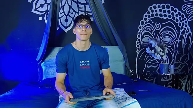 Snapshot of AlessioVitale chatting on 12-18-25, 12:00 AlessioVitale online show from 12-18-25, 12:00