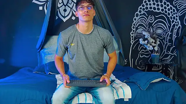 Snapshot of AlessioVitale chatting on 12-20-25, 12:01 AlessioVitale online show from 12-20-25, 12:01