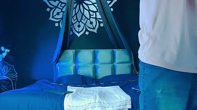 Snapshot of AlessioVitale chatting on 12-22-25, 12:02 AlessioVitale online show from 12-22-25, 12:02