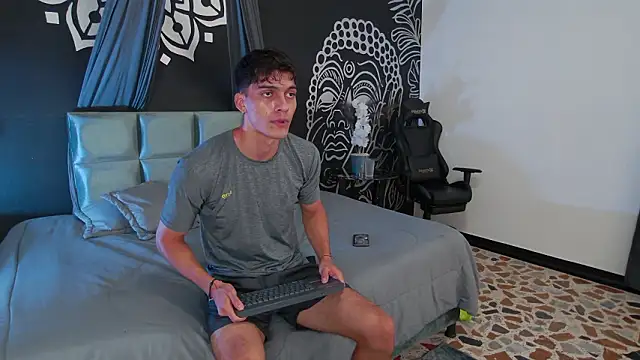 Snapshot of AlessioVitale chatting on 02-14-26, 07:43 AlessioVitale online show from 02-14-26, 07:43