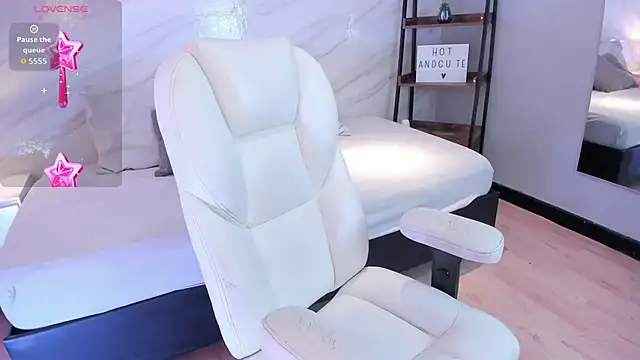 leo and mia online show from 11-25-25, 12:38