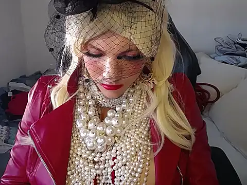 Snapshot of VanesaCrossic chatting on 10-15-25, 08:03 VanesaCrossic online show from 10-15-25, 08:03