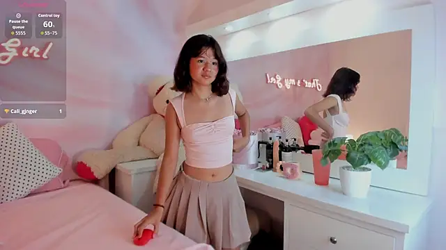 Snapshot of Sophie_Smitt chatting on 11-25-25, 02:00 Sophie Smitt online show from 11-25-25, 02:00