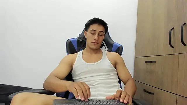 Snapshot of dorman_boy chatting on 11-02-25, 06:38 dorman boy online show from 11-02-25, 06:38