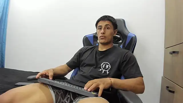 Snapshot of dorman_boy chatting on 11-03-25, 02:35 dorman boy online show from 11-03-25, 02:35