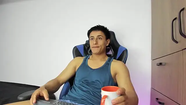 Snapshot of dorman_boy chatting on 11-11-25, 01:49 dorman boy online show from 11-11-25, 01:49