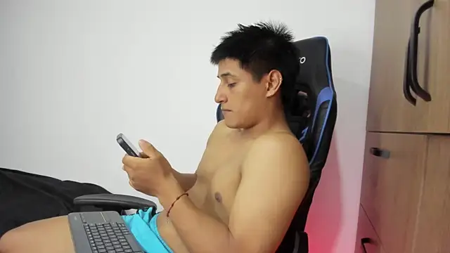 Snapshot of dorman_boy chatting on 11-13-25, 04:11 dorman boy online show from 11-13-25, 04:11