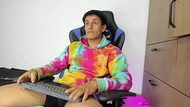 Snapshot of dorman_boy chatting on 11-17-25, 11:43 dorman boy online show from 11-17-25, 11:43