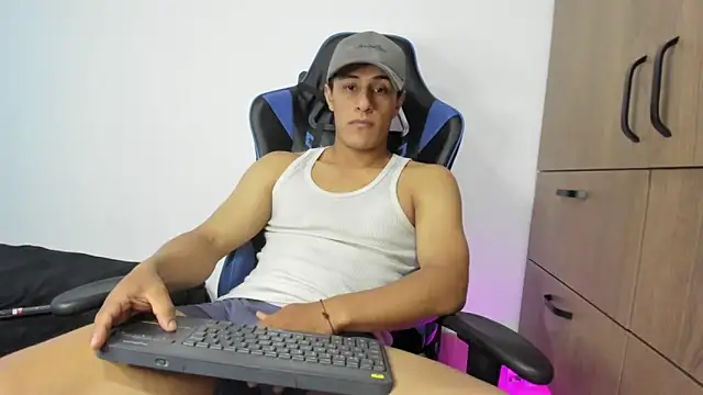 Snapshot of dorman_boy chatting on 11-22-25, 03:33 dorman boy online show from 11-22-25, 03:33