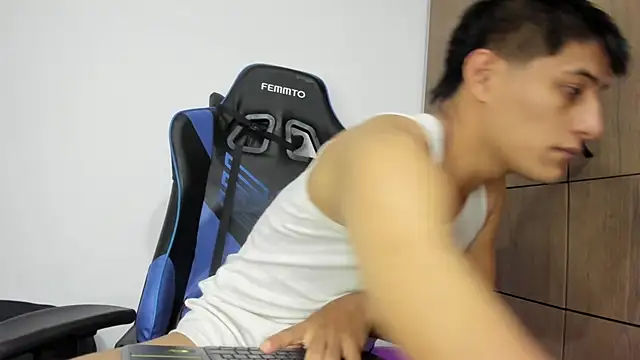 Snapshot of dorman_boy chatting on 12-05-25, 01:58 dorman boy online show from 12-05-25, 01:58