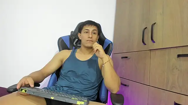 Snapshot of dorman_boy chatting on 12-19-25, 02:40 dorman boy online show from 12-19-25, 02:40