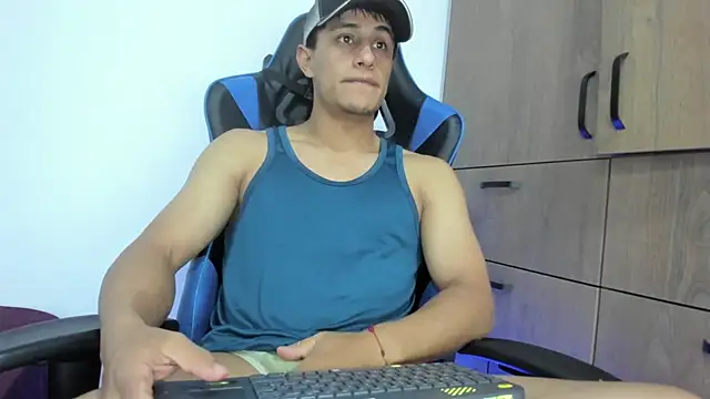 Snapshot of dorman_boy chatting on 12-23-25, 03:48 dorman boy online show from 12-23-25, 03:48