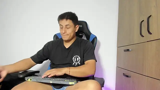 Snapshot of dorman_boy chatting on 01-07-26, 03:53 dorman boy online show from 01-07-26, 03:53