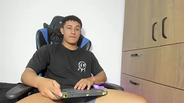 Snapshot of dorman_boy chatting on 01-08-26, 03:53 dorman boy online show from 01-08-26, 03:53