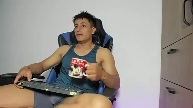 Snapshot of dorman_boy chatting on 02-12-26, 01:00 dorman boy online show from 02-12-26, 01:00