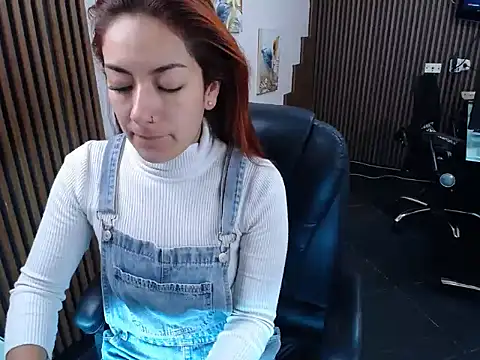 Snapshot of desk_desire chatting on 11-14-25, 11:20 desk desire online show from 11-14-25, 11:20