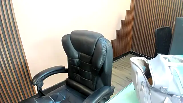 Snapshot of desk_desire chatting on 12-16-25, 11:15 desk desire online show from 12-16-25, 11:15