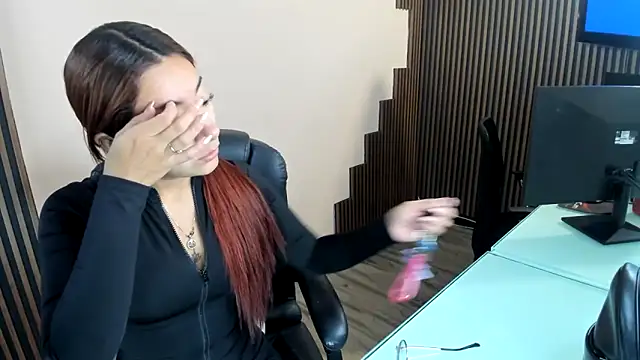 Snapshot of desk_desire chatting on 12-17-25, 11:16 desk desire online show from 12-17-25, 11:16