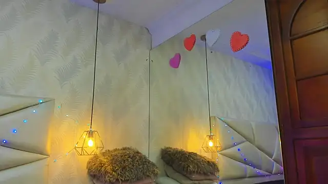 Snapshot of laurettedela_rouse chatting on 12-20-25, 10:11 laurettedela rouse online show from 12-20-25, 10:11