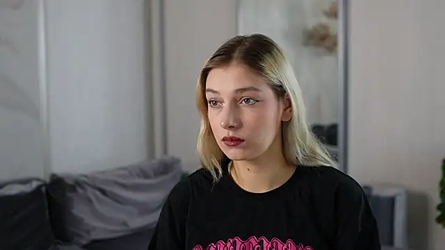 Snapshot of BlushVenom chatting on 11-06-25, 02:29 BlushVenom online show from 11-06-25, 02:29