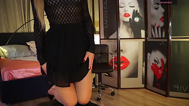 Snapshot of Nikki__Amour chatting on 11-17-25, 08:42 Nikki Amour online show from 11-17-25, 08:42