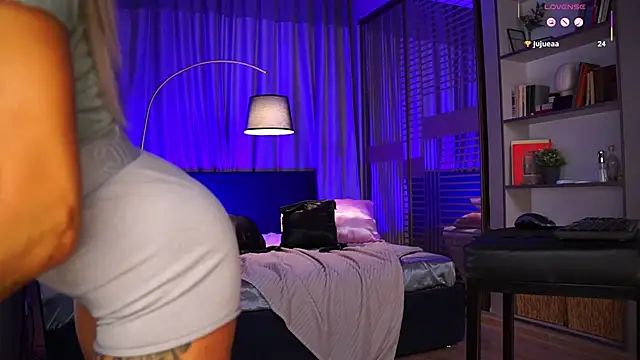 Snapshot of Nikki__Amour chatting on 03-06-26, 06:43 Nikki Amour online show from 03-06-26, 06:43