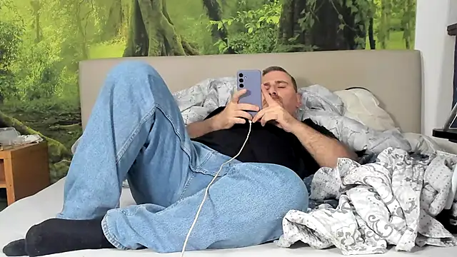 Snapshot of chubbydaddybear82 chatting on 11-17-25, 01:11 chubbydaddybear82 online show from 11-17-25, 01:11