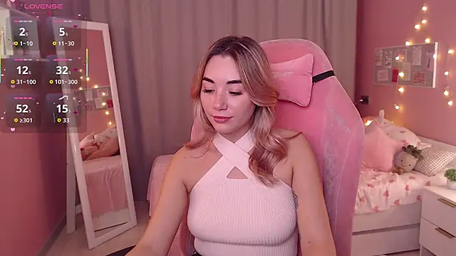 Snapshot of Rosie_Mac chatting on 11-18-25, 01:11 Rosie Mac online show from 11-18-25, 01:11