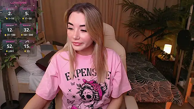 Snapshot of Rosie_Mac chatting on 11-25-25, 01:05 Rosie Mac online show from 11-25-25, 01:05