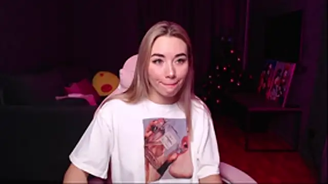 Snapshot of Rosie_Mac chatting on 12-15-25, 02:05 Rosie Mac online show from 12-15-25, 02:05