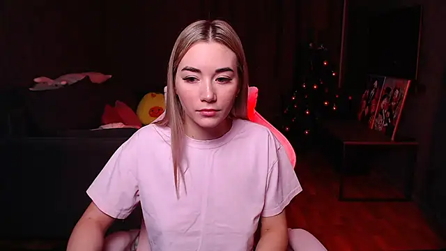 Snapshot of Rosie_Mac chatting on 12-17-25, 02:17 Rosie Mac online show from 12-17-25, 02:17