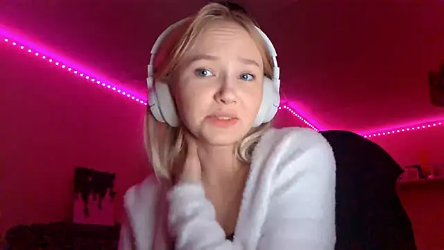 Snapshot of KarinRobertson chatting on 11-11-25, 05:13 KarinRobertson online show from 11-11-25, 05:13