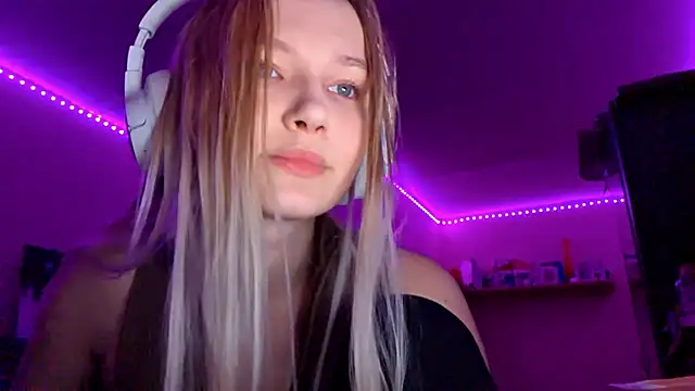 Snapshot of KarinRobertson chatting on 11-14-25, 07:23 KarinRobertson online show from 11-14-25, 07:23