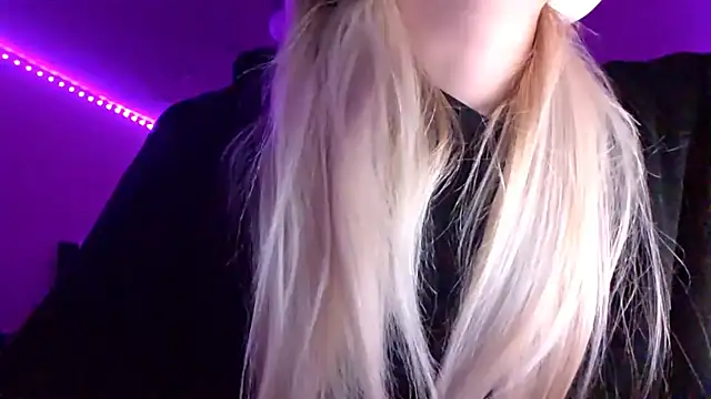 Snapshot of KarinRobertson chatting on 11-24-25, 07:35 KarinRobertson online show from 11-24-25, 07:35