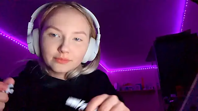 Snapshot of KarinRobertson chatting on 11-26-25, 04:08 KarinRobertson online show from 11-26-25, 04:08