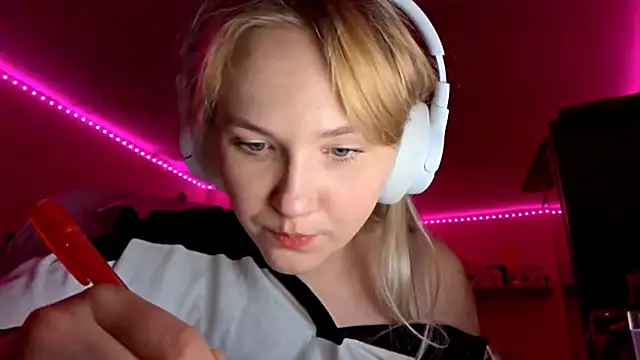 Snapshot of KarinRobertson chatting on 11-28-25, 06:32 KarinRobertson online show from 11-28-25, 06:32