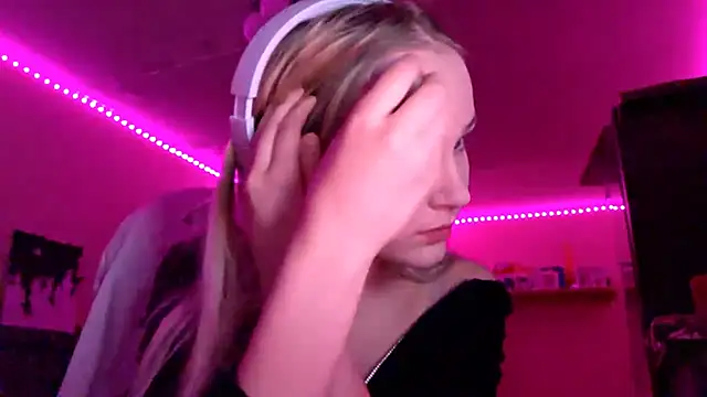 Snapshot of KarinRobertson chatting on 11-29-25, 06:22 KarinRobertson online show from 11-29-25, 06:22