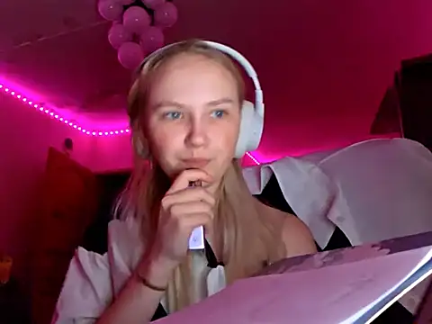 Snapshot of KarinRobertson chatting on 11-30-25, 03:27 KarinRobertson online show from 11-30-25, 03:27