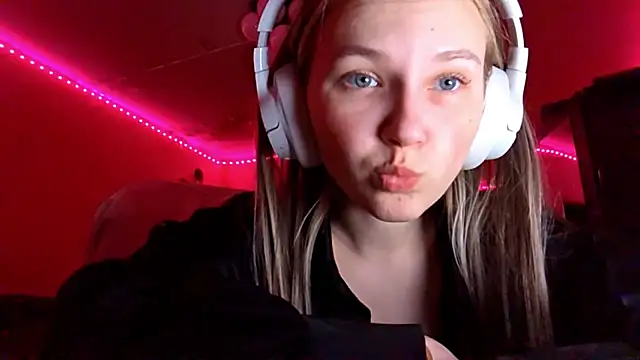 Snapshot of KarinRobertson chatting on 12-15-25, 07:18 KarinRobertson online show from 12-15-25, 07:18