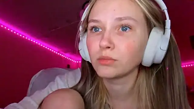 Snapshot of KarinRobertson chatting on 12-18-25, 05:19 KarinRobertson online show from 12-18-25, 05:19