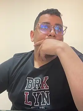 Snapshot of Dante_Valcur chatting on 12-15-25, 01:26 Dante Valcur online show from 12-15-25, 01:26