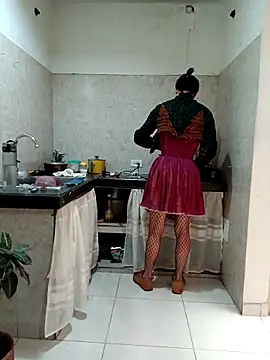 Snapshot of PaulinaLondra2 chatting on 11-12-25, 02:39 PaulinaLondra2 online show from 11-12-25, 02:39