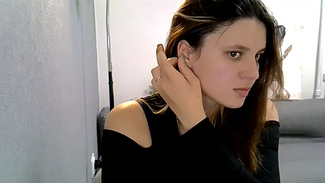 Snapshot of KiraHoney chatting on 11-29-25, 10:24 KiraHoney online show from 11-29-25, 10:24