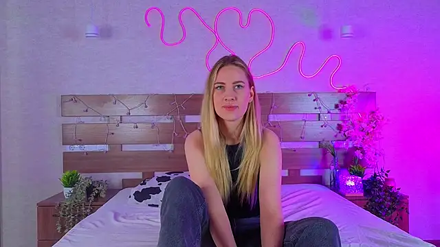 Snapshot of TonyaReid chatting on 12-18-25, 05:19 TonyaReid online show from 12-18-25, 05:19