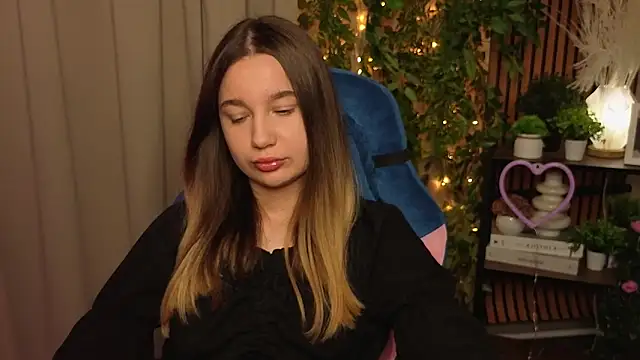 LauriePerez online show from 12-21-25, 12:45