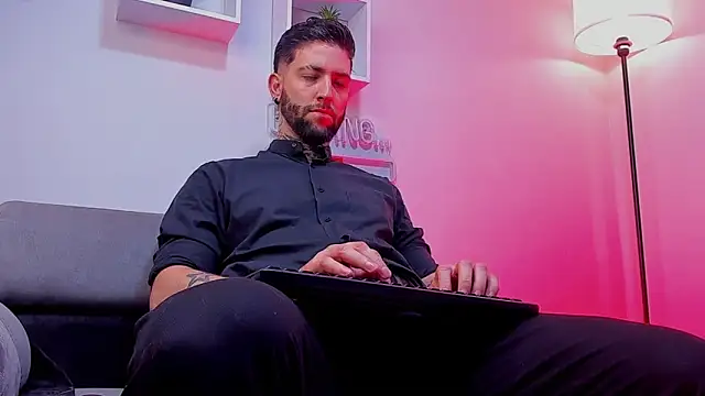 Snapshot of Supreme_Alpha chatting on 11-17-25, 03:45 Supreme Alpha online show from 11-17-25, 03:45